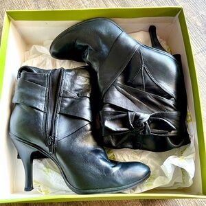 Gianni Bini black leather boots